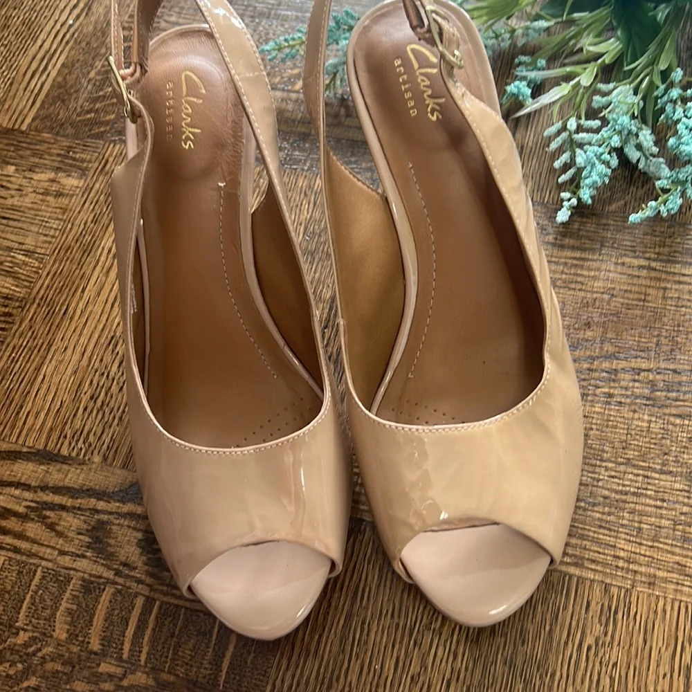 CLARKS  Artisan Beige heels - Picture 2 of 9